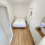 Sunny 3 Minutes Walk From Rynek Square דירה